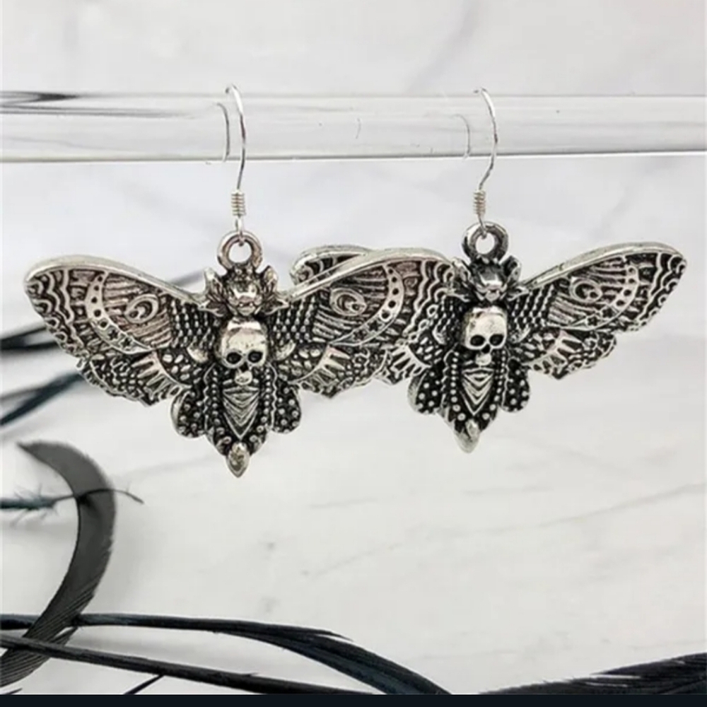 NWT Adorable Boho Goth Silver Death's Head Moth Earrings! - Picture 3 of 10